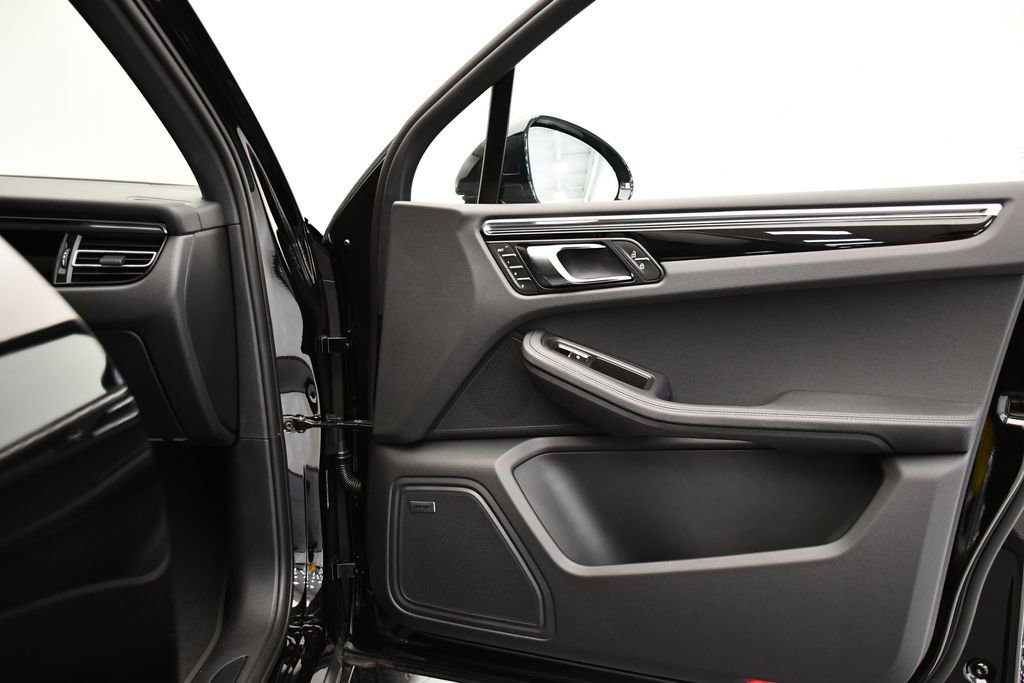 Certified 2025 Porsche Macan Turbo AWD/4WD image 45