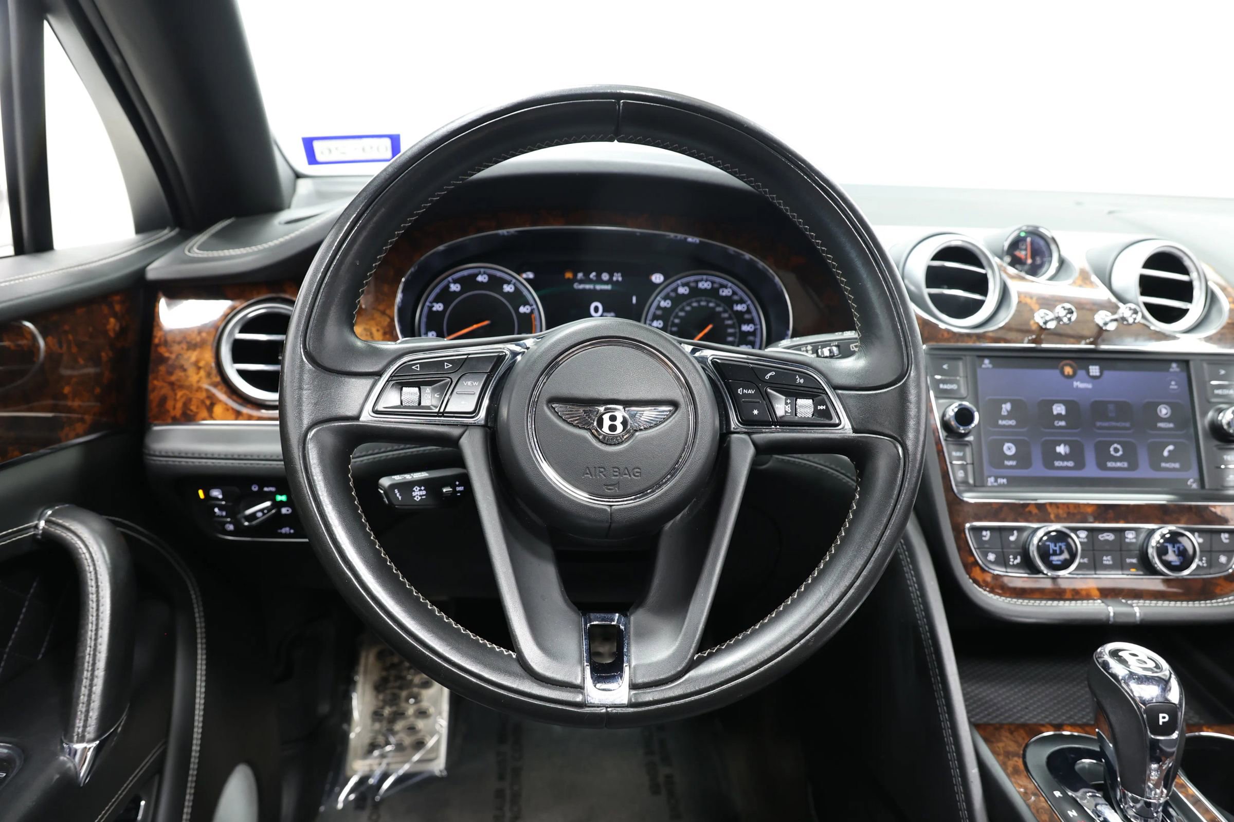 Used 2017 Bentley Bentayga image 27