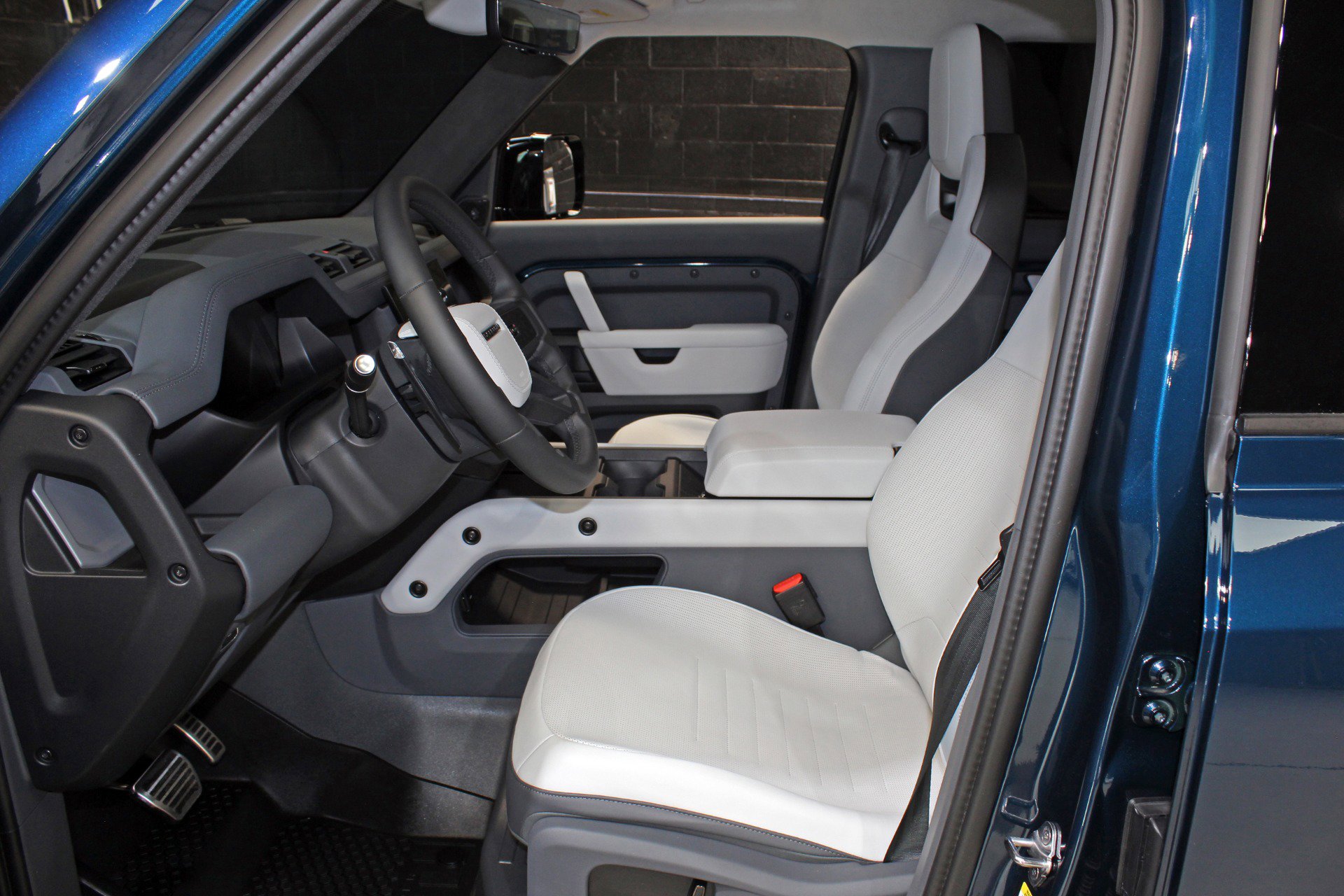 Used 2026 Land Rover Defender 110 image 39