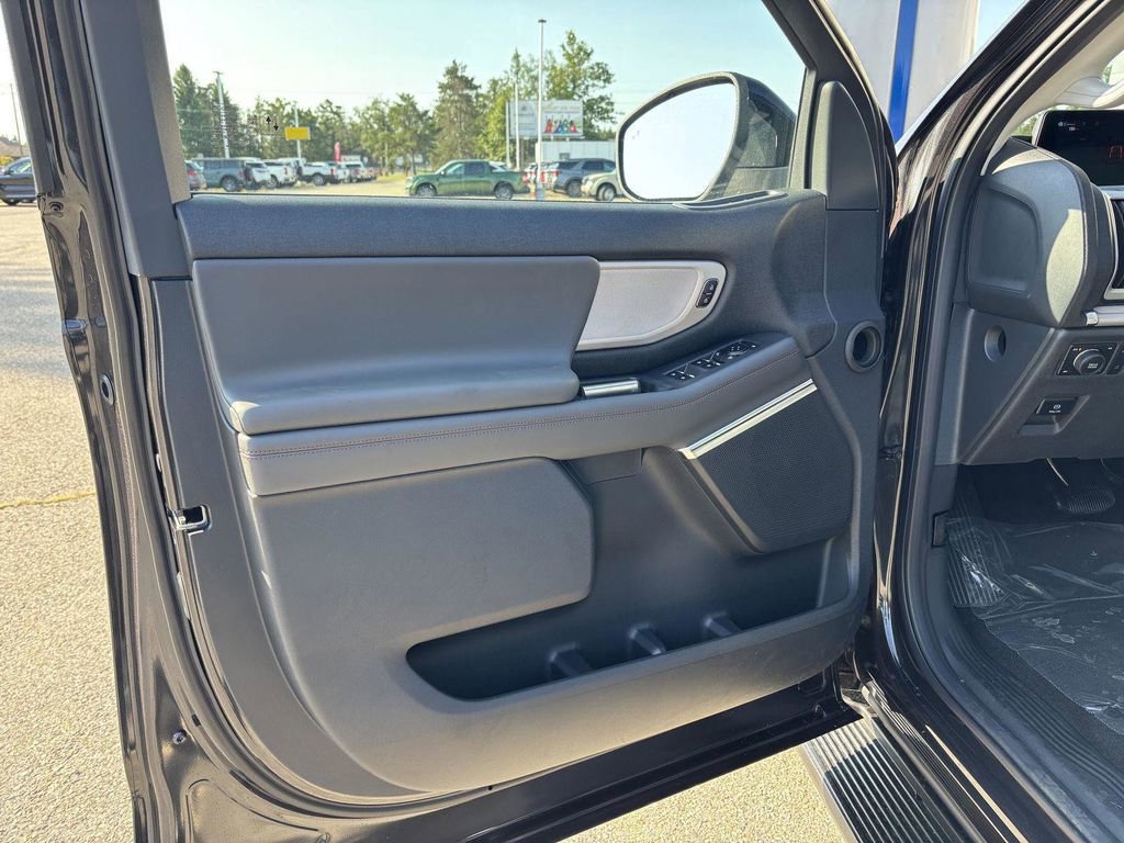 New 2025 Ford Expedition Active image 18