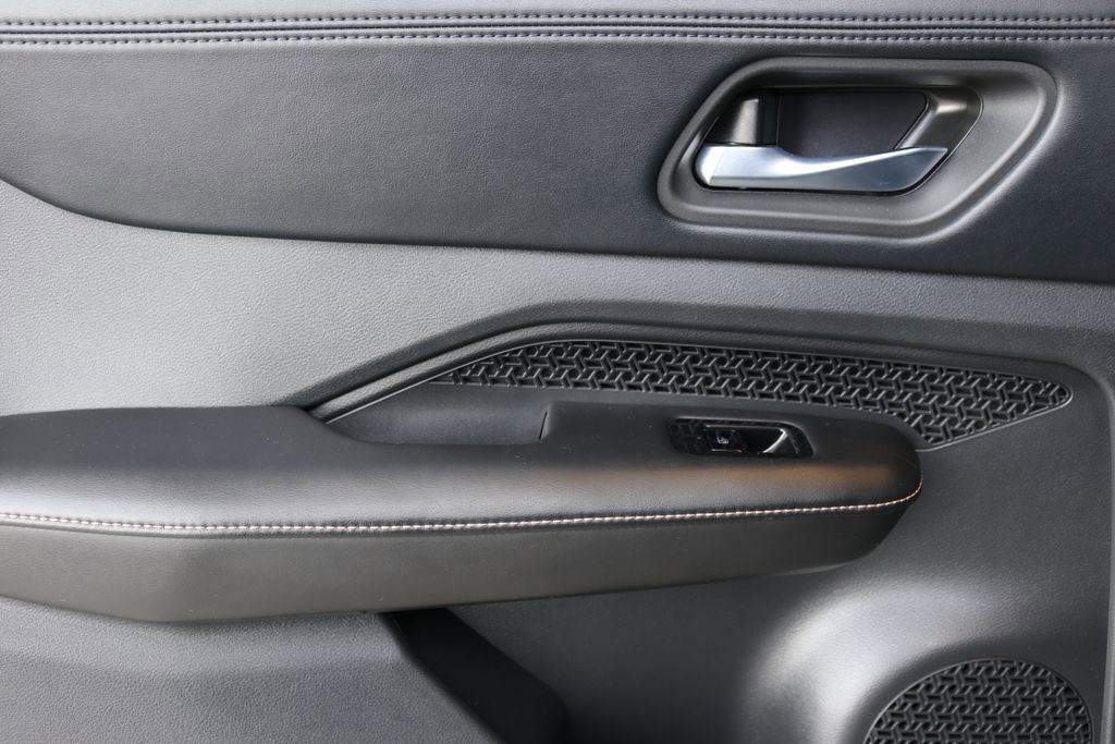 Used 2023 Nissan Ariya AWD image 23