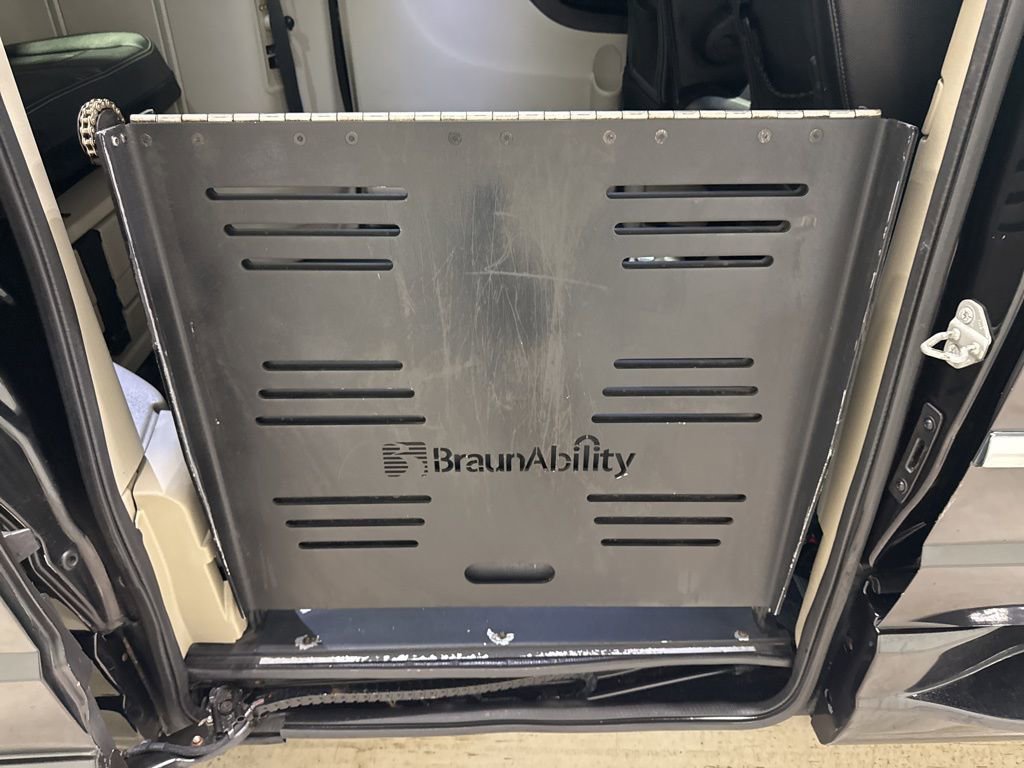 Used 2015 Chrysler Town & Country Touring image 36