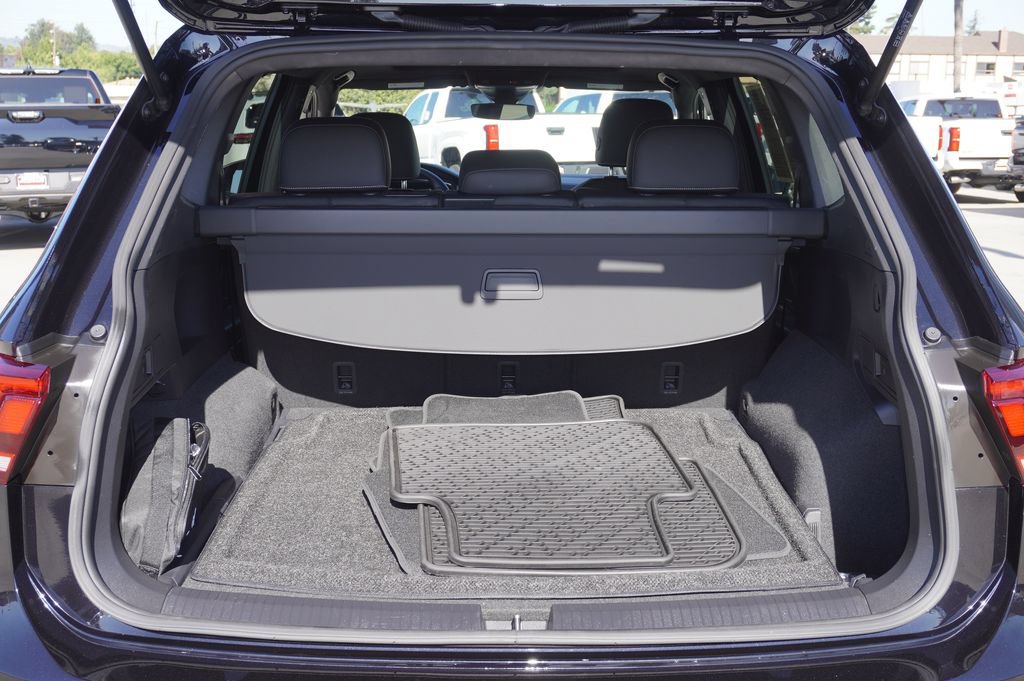 Used 2023 Volkswagen Tiguan SE R-Line AWD/4WD image 8