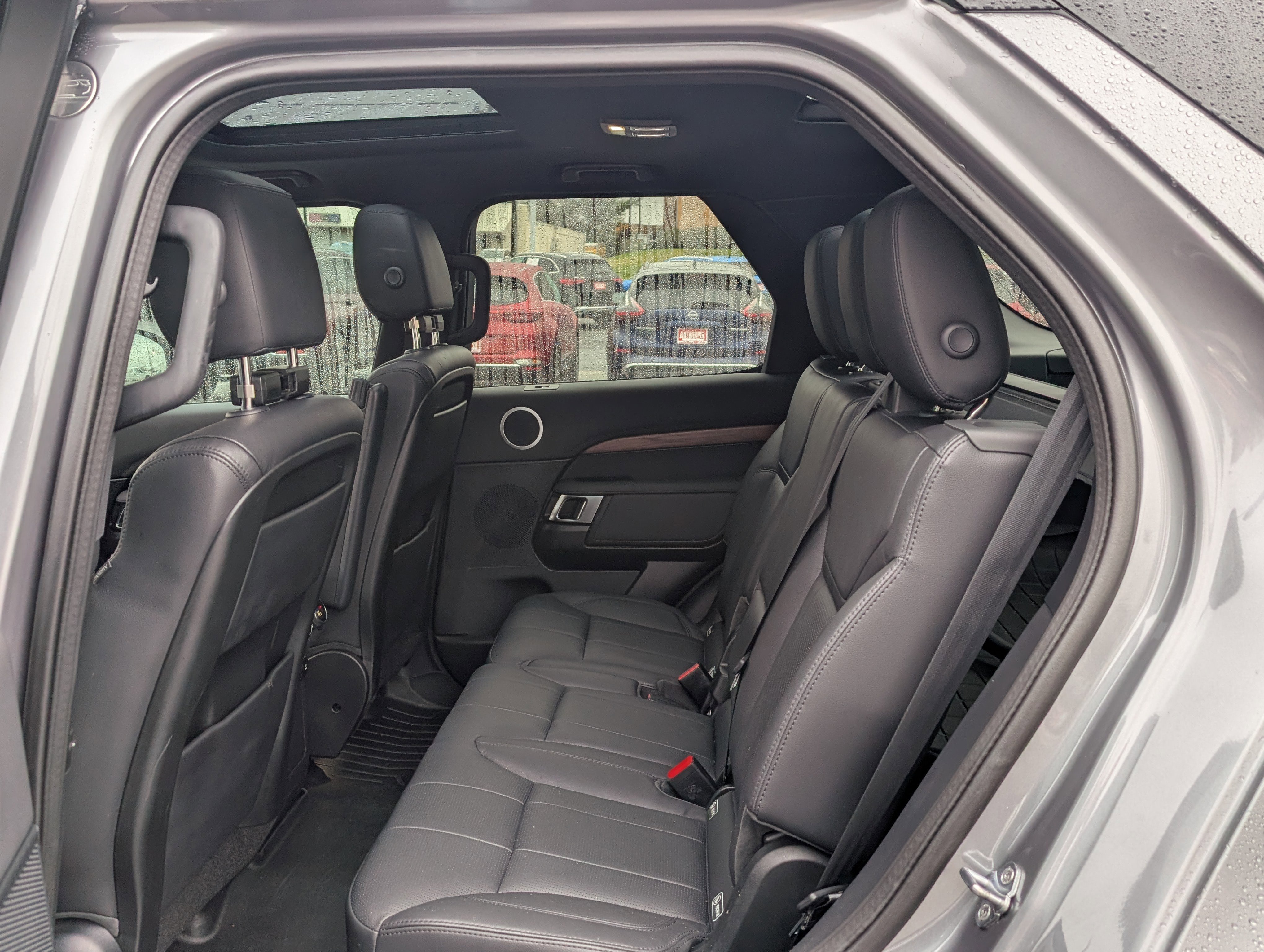 Used 2020 Land Rover Discovery HSE image 15