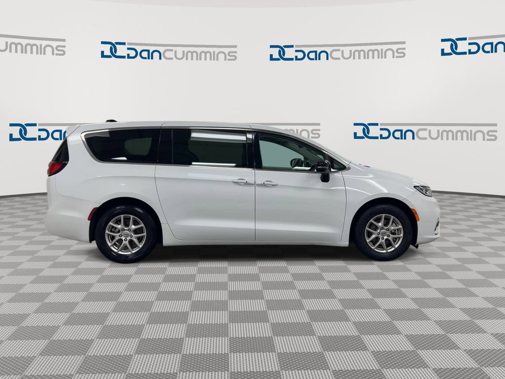 Used 2024 Chrysler Pacifica Touring-L image 9