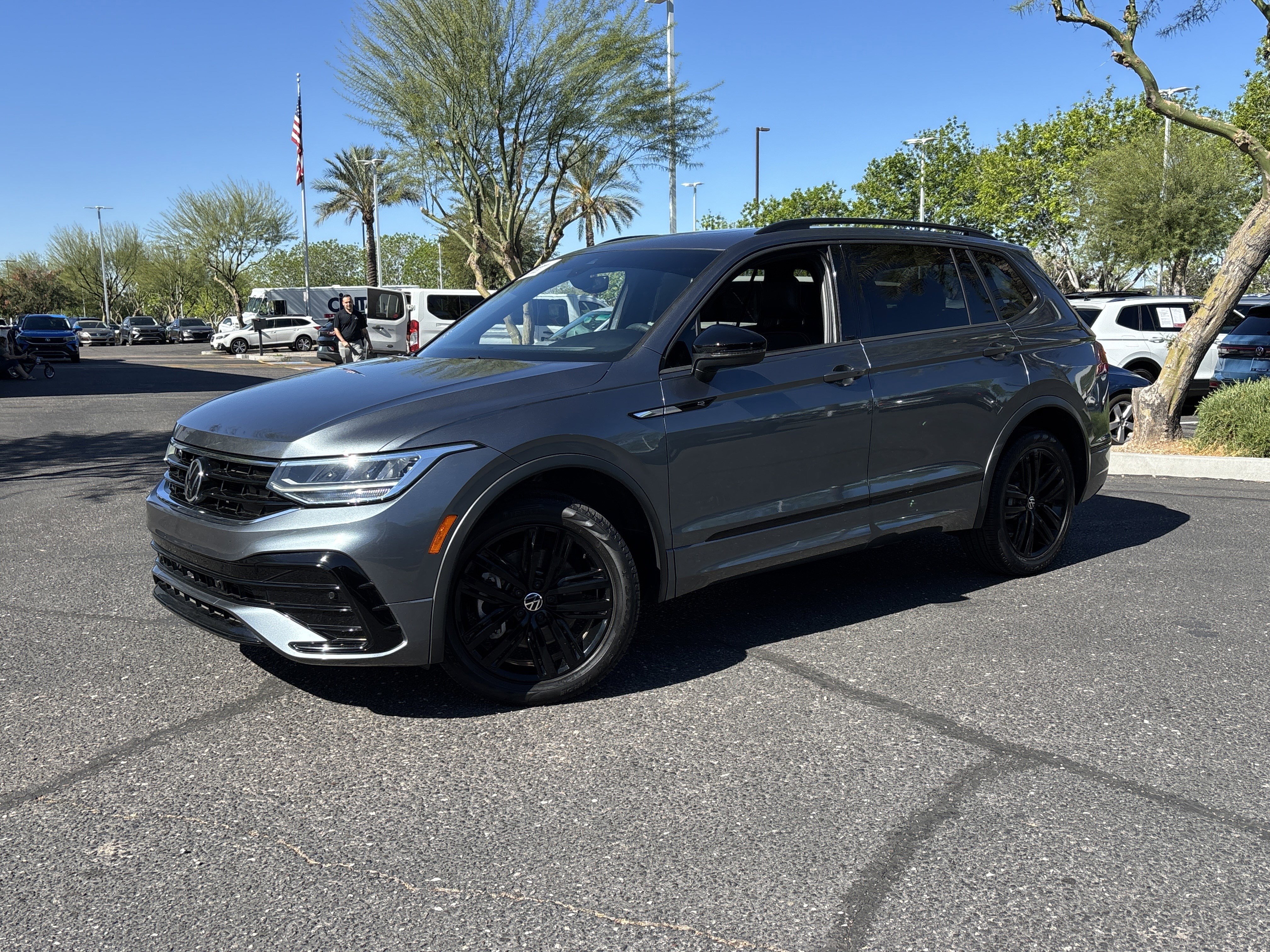 Used 2022 Volkswagen Tiguan SE R-Line image 32