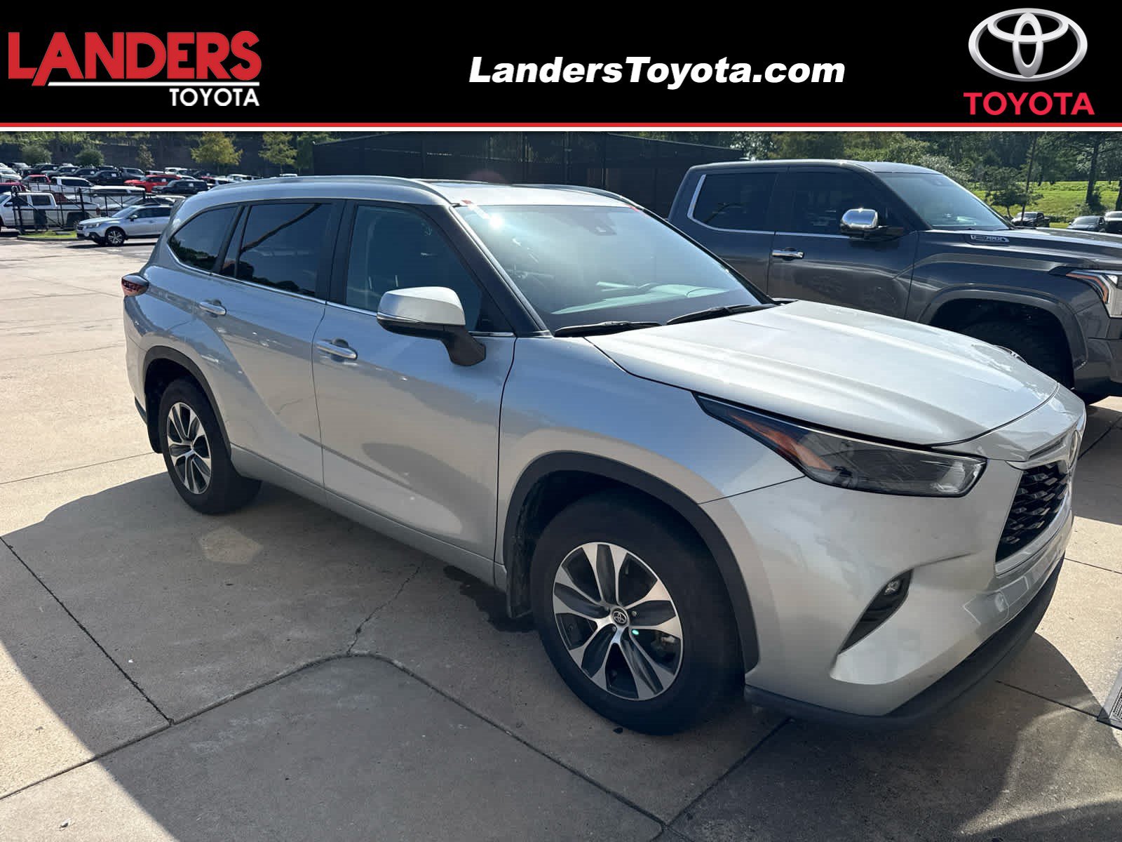 Certified 2025 Toyota Highlander XLE AWD/4WD image 1