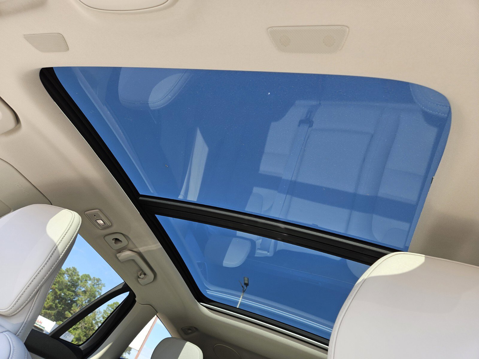 New 2025 Volvo V60 B5 Cross Country Ultra w/ Protection Package Premier image 9