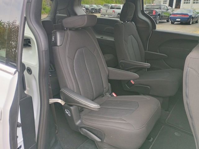 Used 2024 Chrysler Pacifica Touring FWD image 16