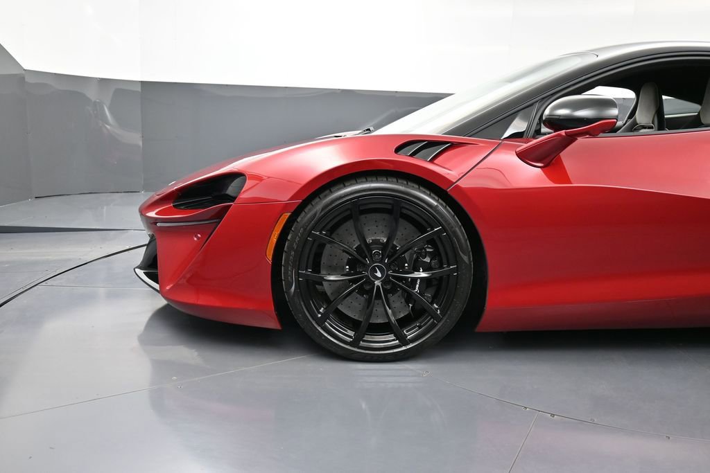 Used 2024 McLaren Artura RWD image 12