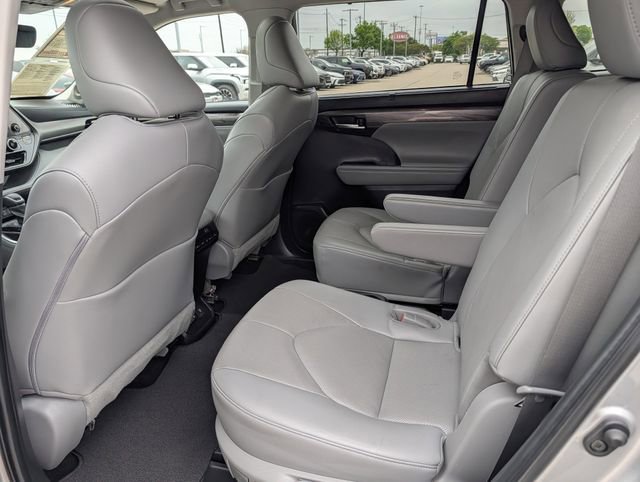Used 2023 Toyota Highlander Limited image 30