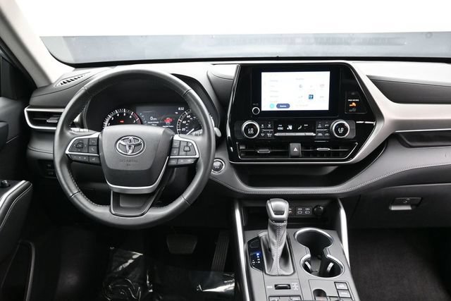 Used 2023 Toyota Highlander LE AWD/4WD image 11