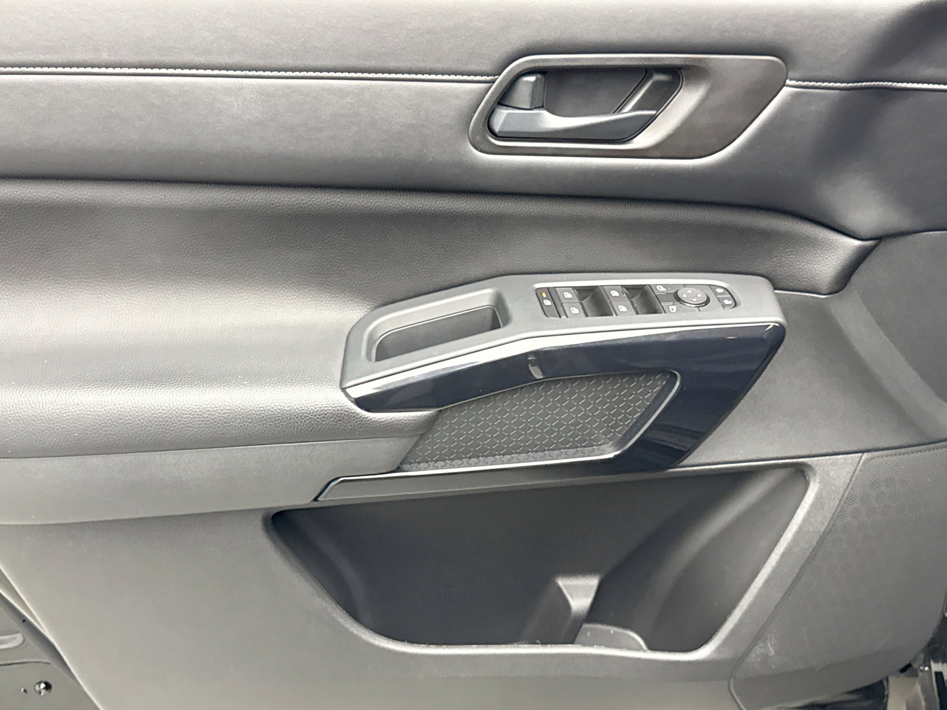Used 2024 Nissan Pathfinder S image 9