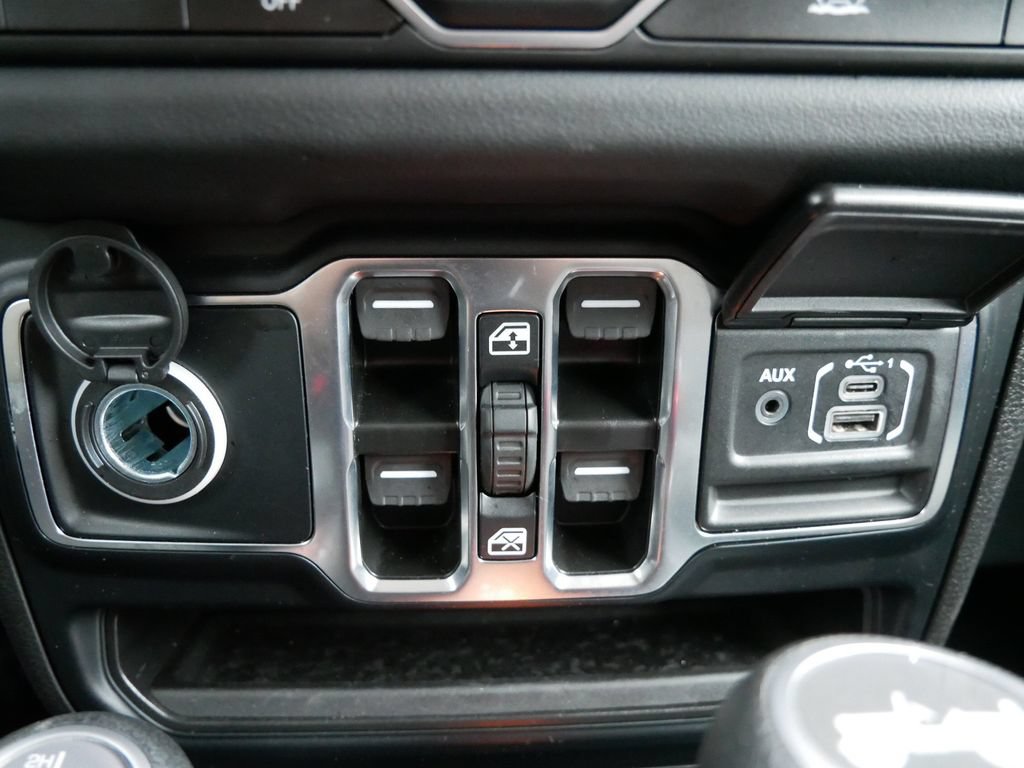 Used 2024 Jeep Wrangler Unlimited Sahara AWD/4WD image 22
