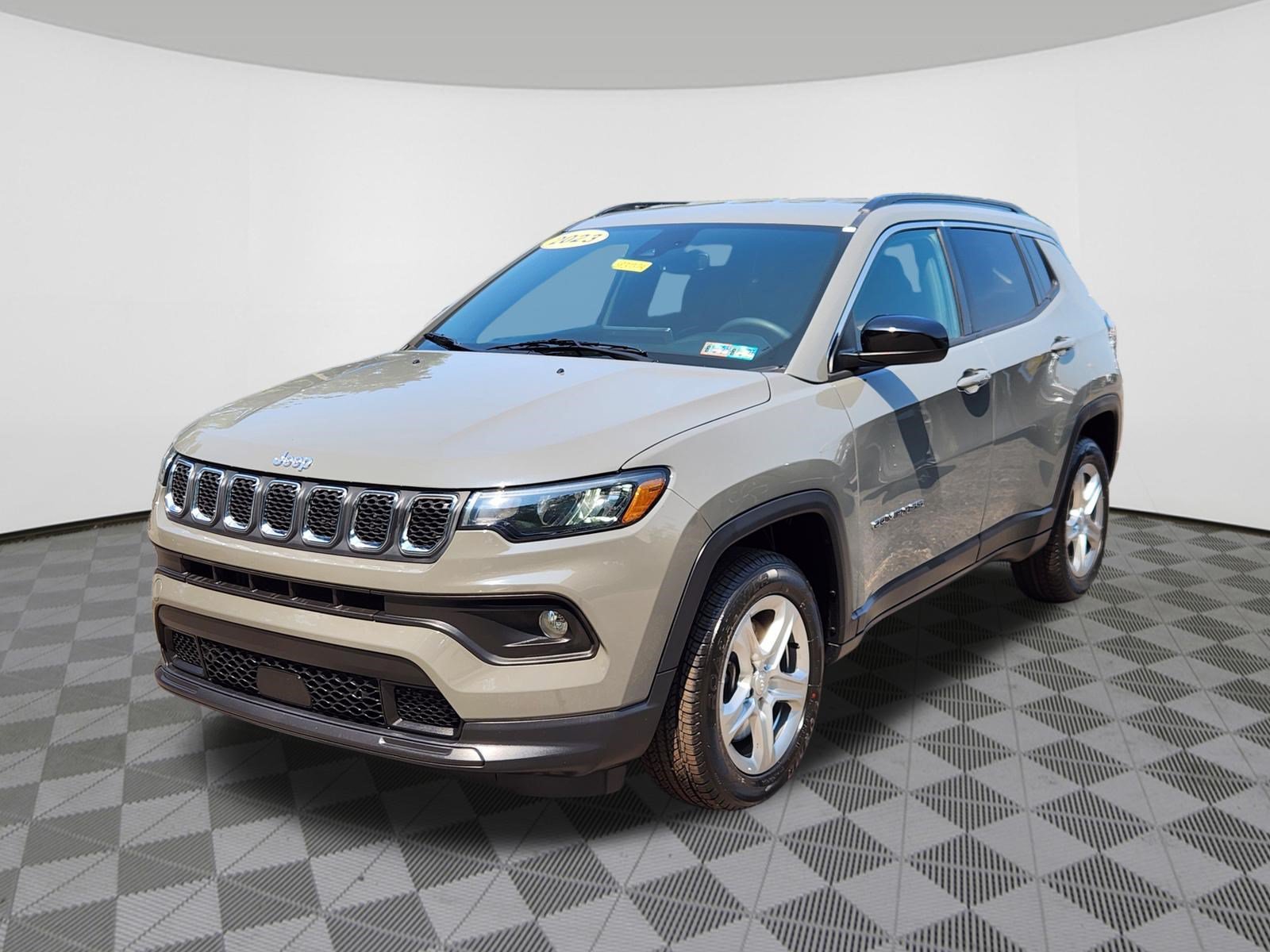 Used 2023 Jeep Compass Latitude w/ Convenience Group AWD/4WD image 2