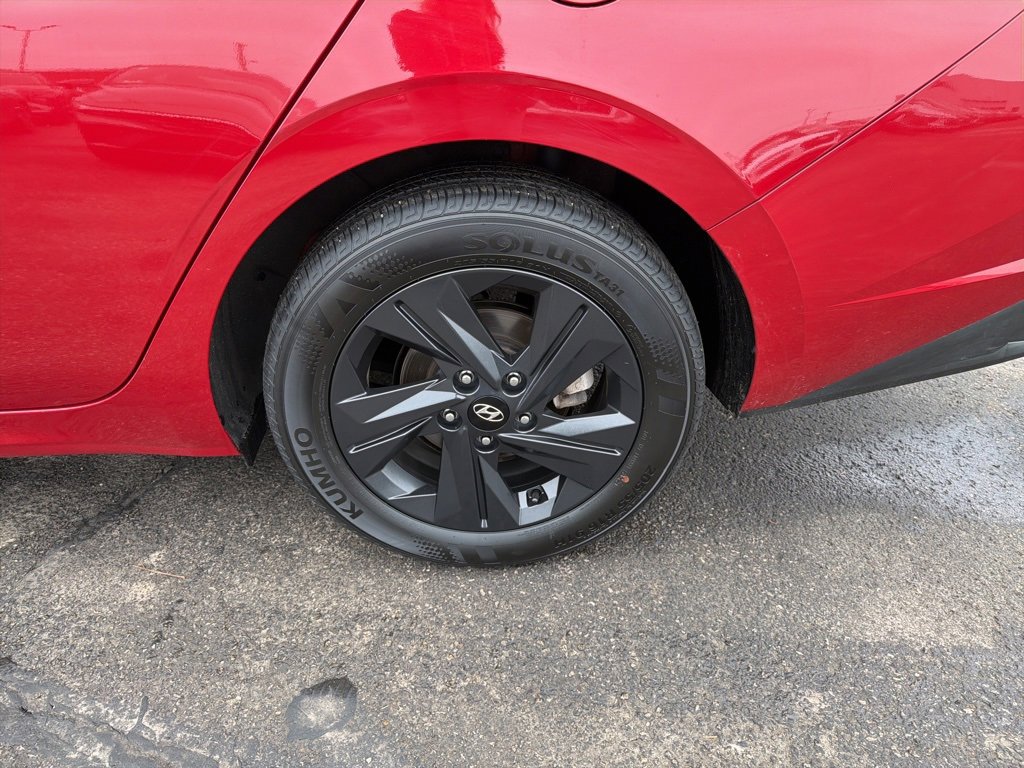 Certified 2023 Hyundai Elantra SEL w/ Preferred Accessory Package image 12