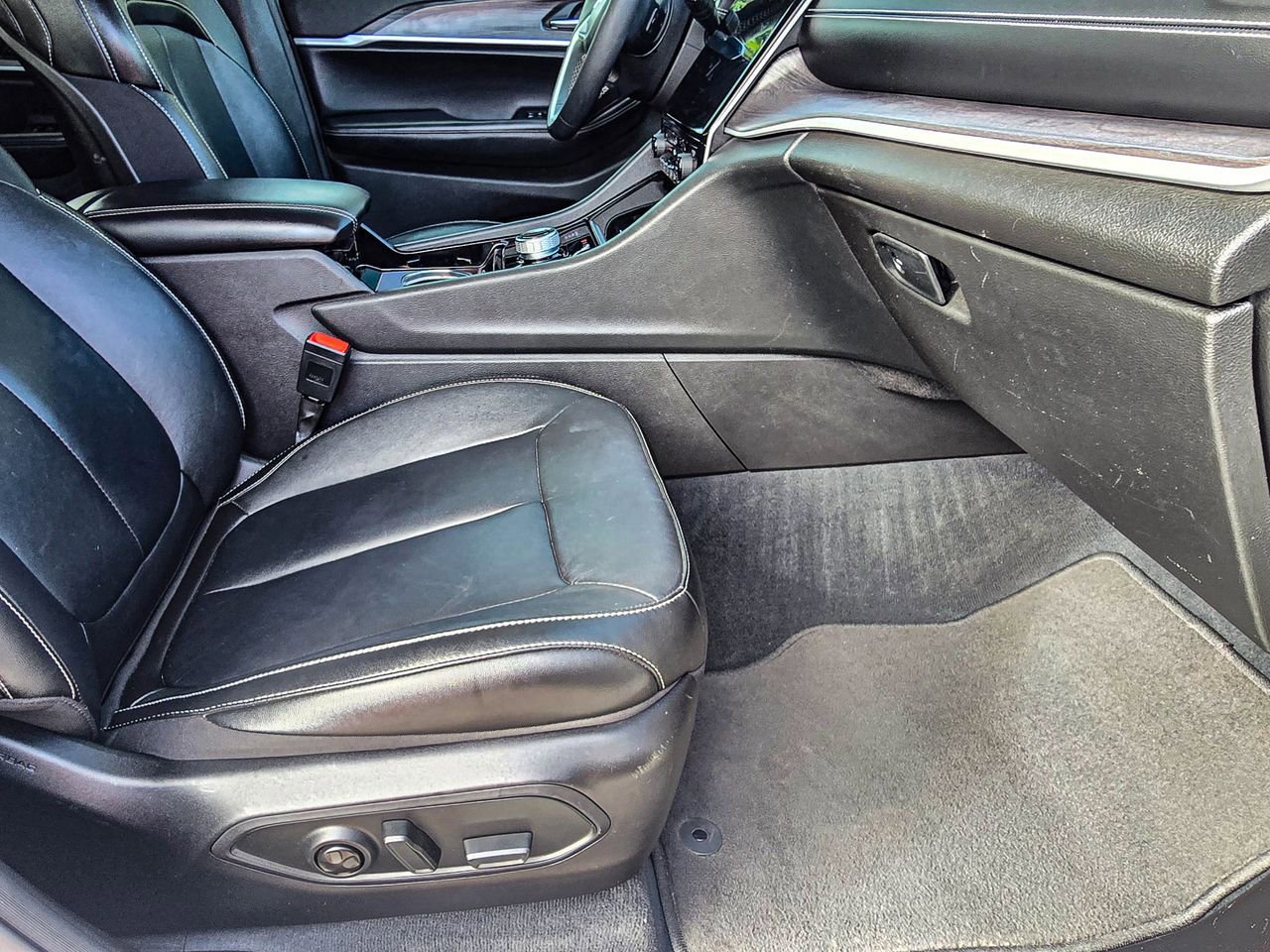 Used 2023 Jeep Grand Cherokee Limited w/ MOPAR Finishing Package AWD/4WD image 39