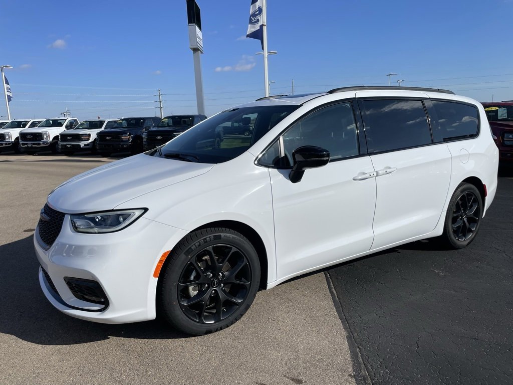 Used 2025 Chrysler Pacifica Limited image 6