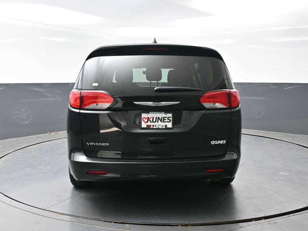 Used 2023 Chrysler Voyager LX FWD image 13