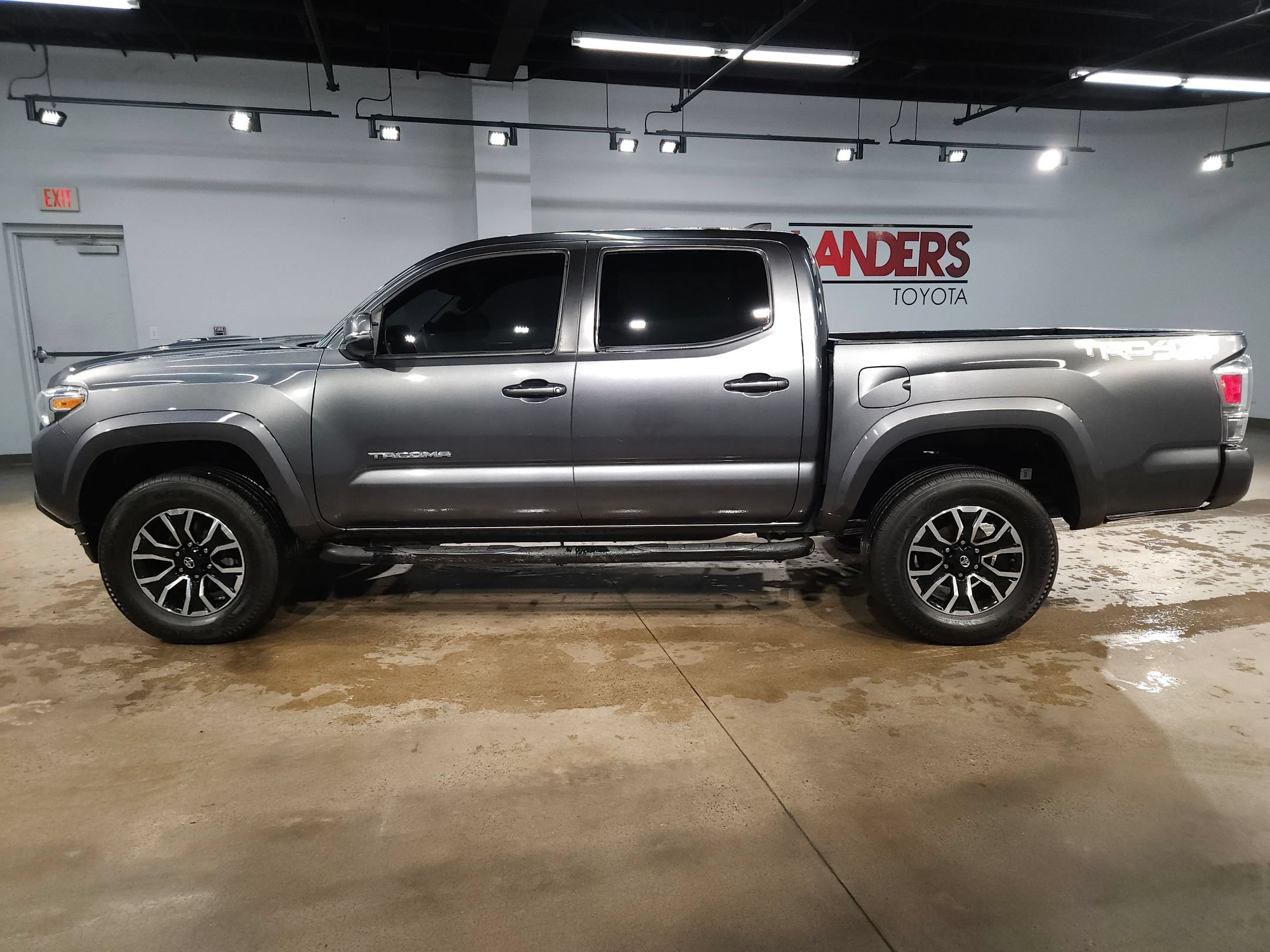 Used 2020 Toyota Tacoma TRD Sport w/ Technology Package AWD/4WD image 4