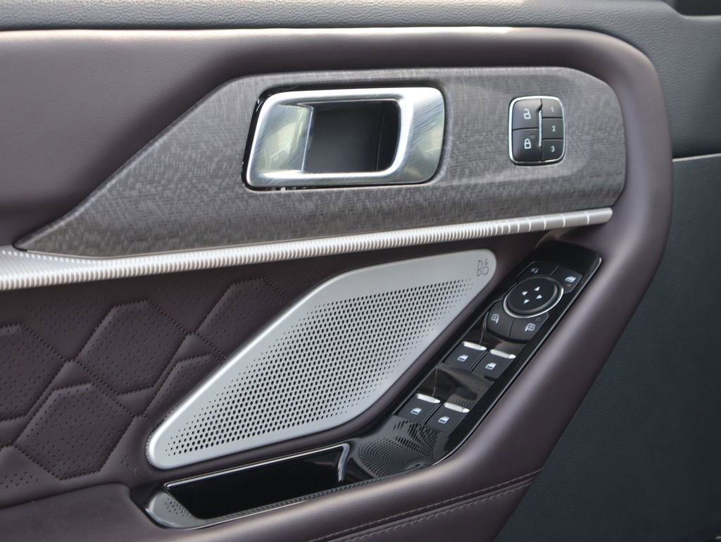 Certified 2025 Ford Explorer Platinum w/ LUX Leather Package image 24