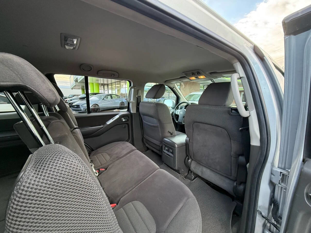 Used 2010 Nissan Pathfinder SE w/ SE Premium Journey Pkg image 18