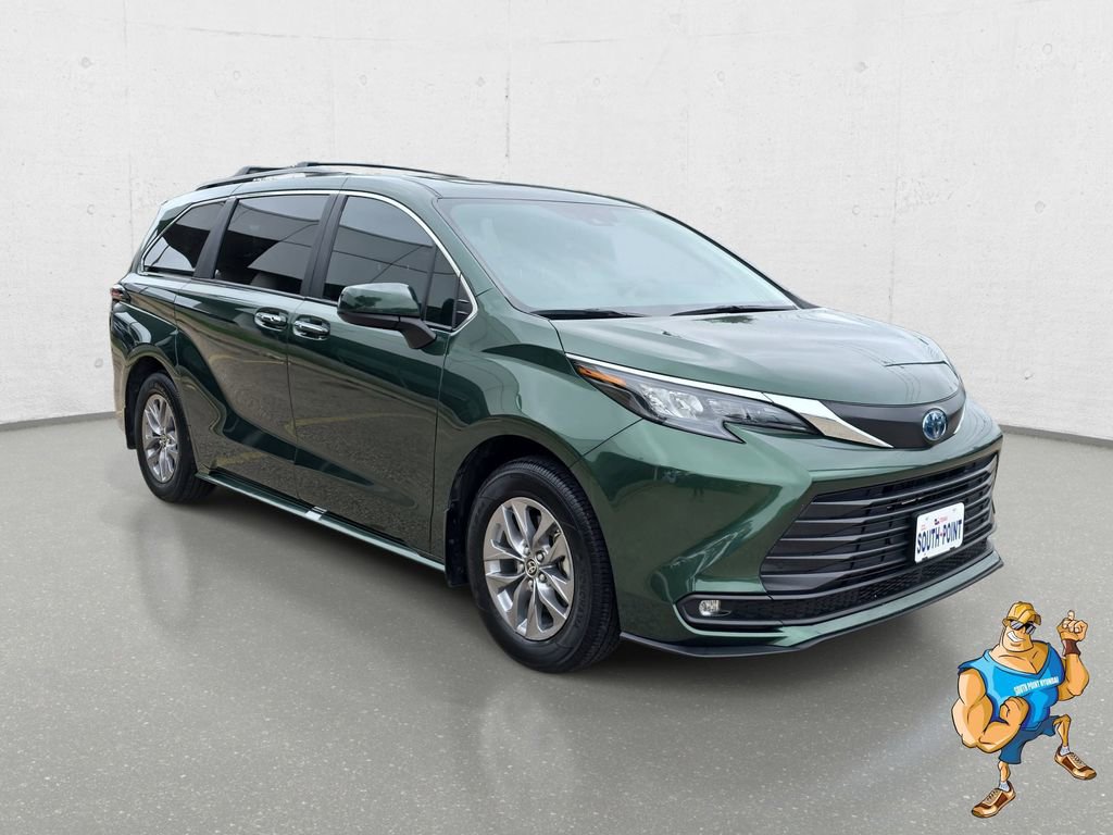 Used 2025 Toyota Sienna XLE FWD image 3
