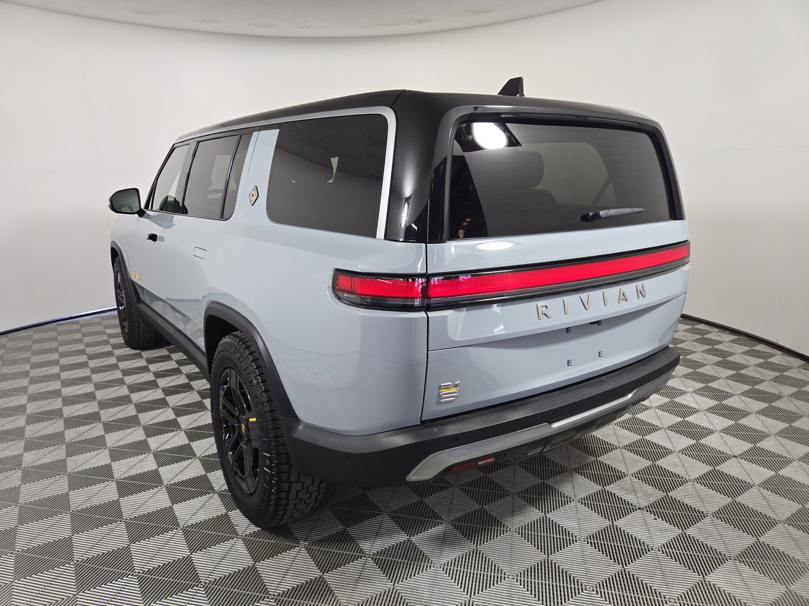 Used 2024 Rivian R1S Adventure AWD/4WD image 3