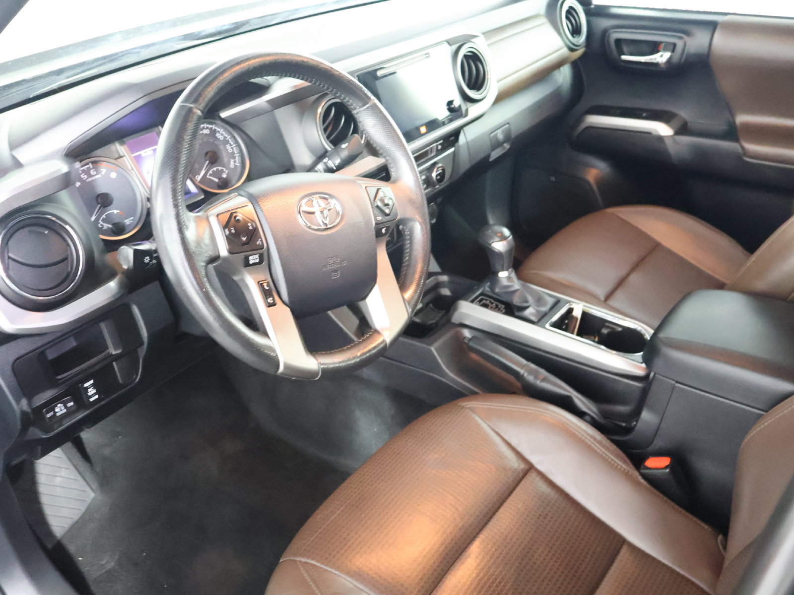 Used 2016 Toyota Tacoma Limited w/ Towing Package AWD/4WD image 23