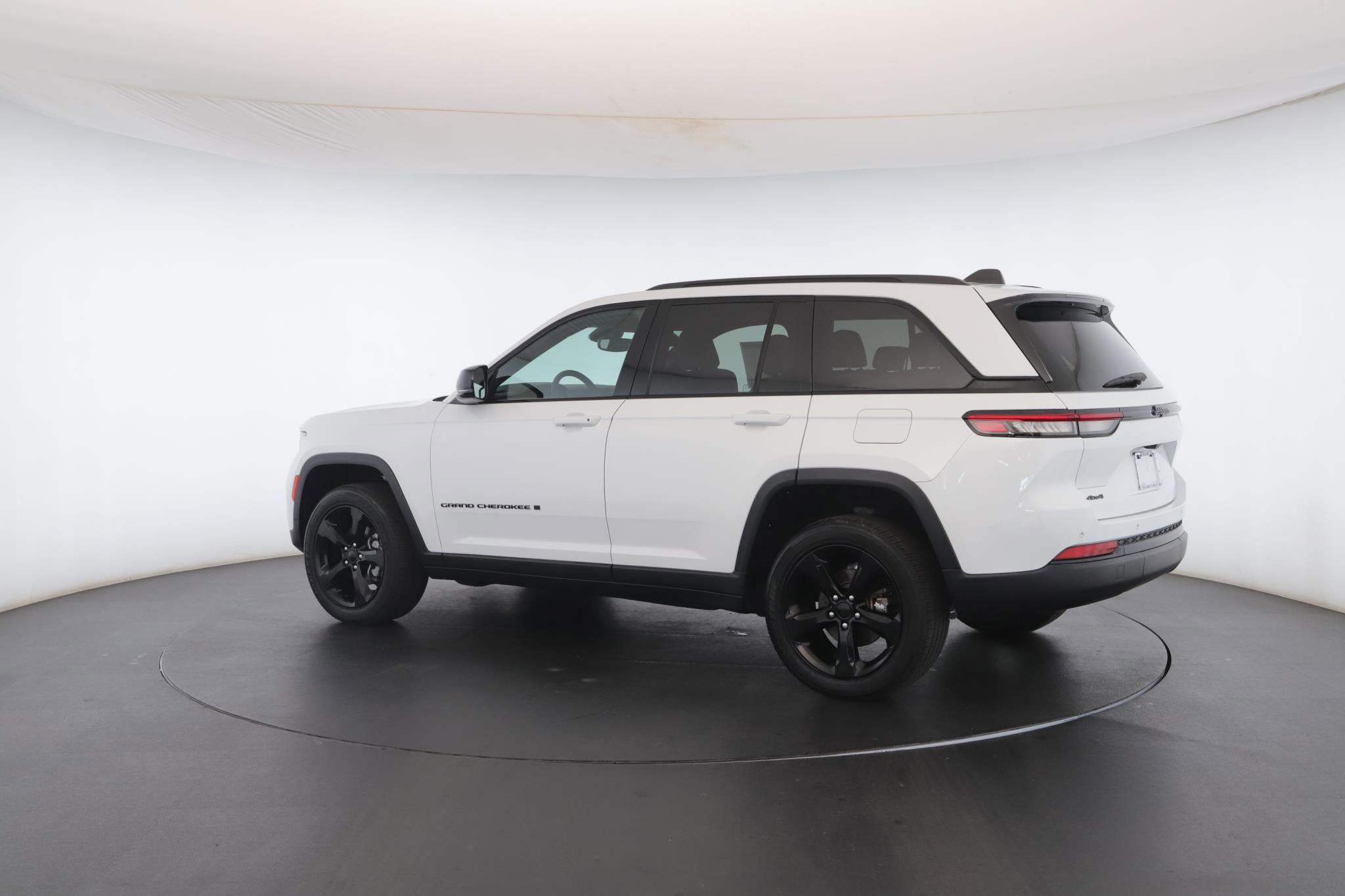 Used 2024 Jeep Grand Cherokee Altitude image 23