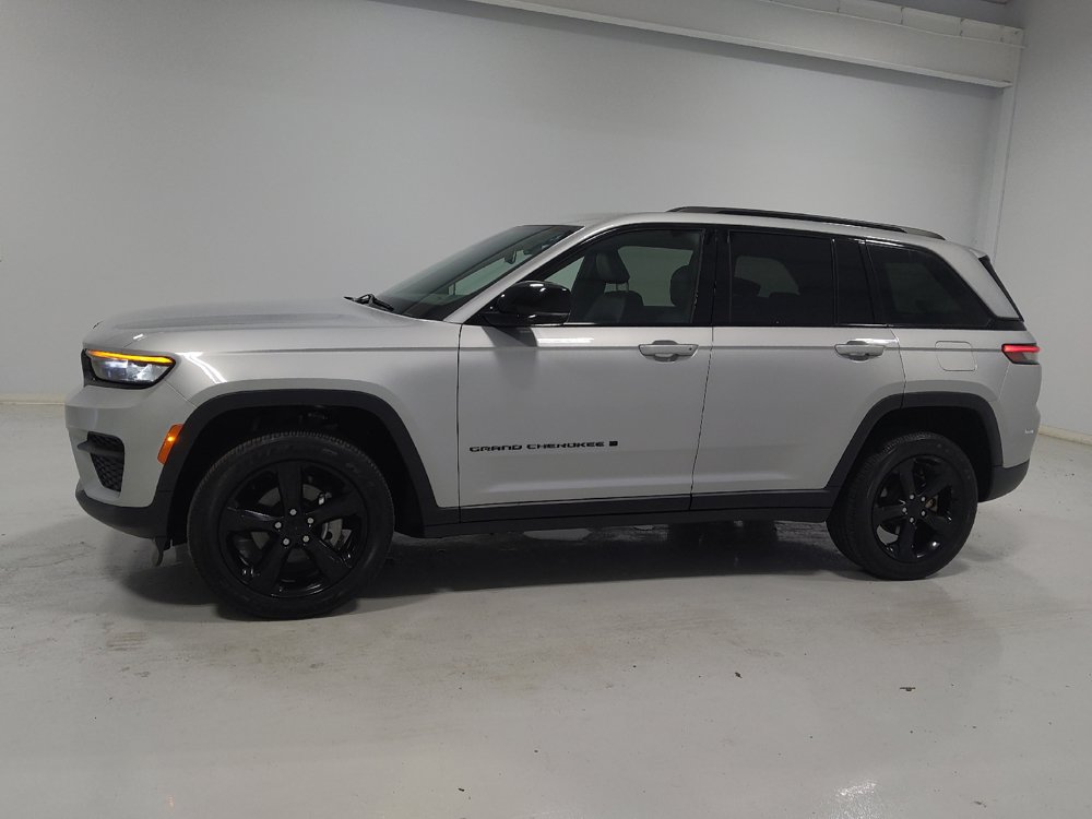 Used 2023 Jeep Grand Cherokee Altitude AWD/4WD image 2