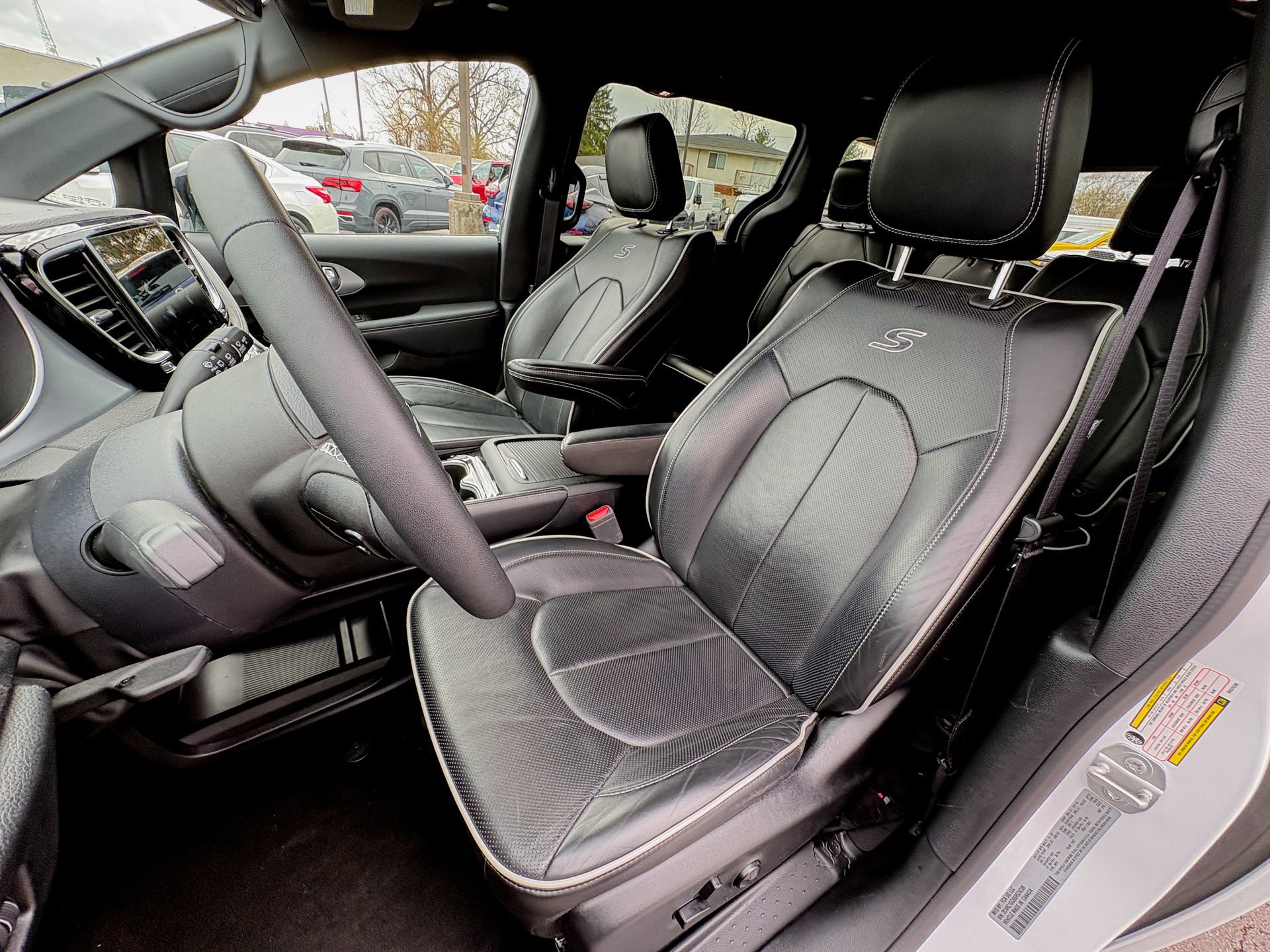 Used 2025 Chrysler Pacifica Limited image 13