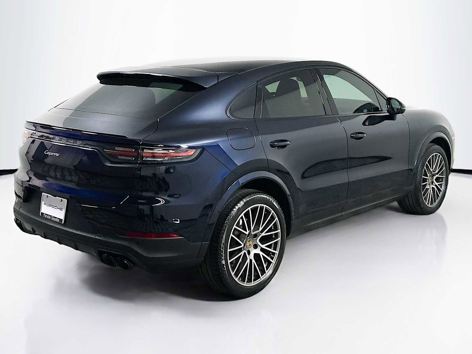 Certified 2022 Porsche Cayenne Platinum Edition image 9
