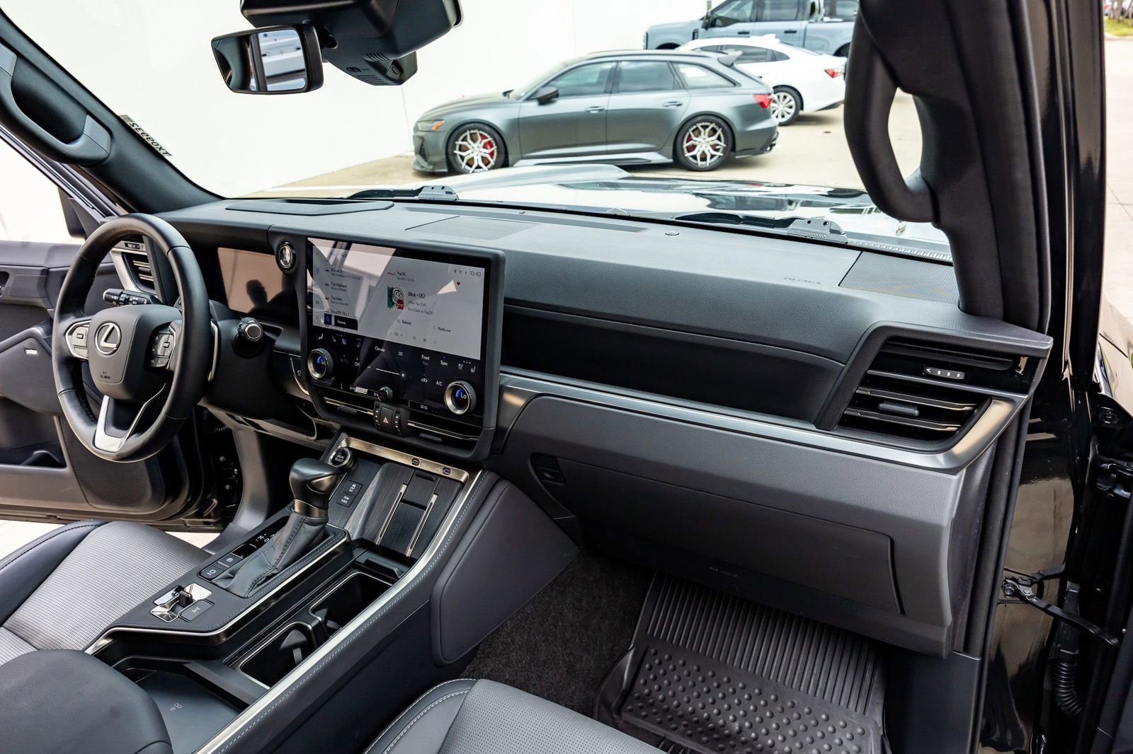 Used 2024 Lexus GX 550 w/ Accessory Package (31) AWD/4WD image 18