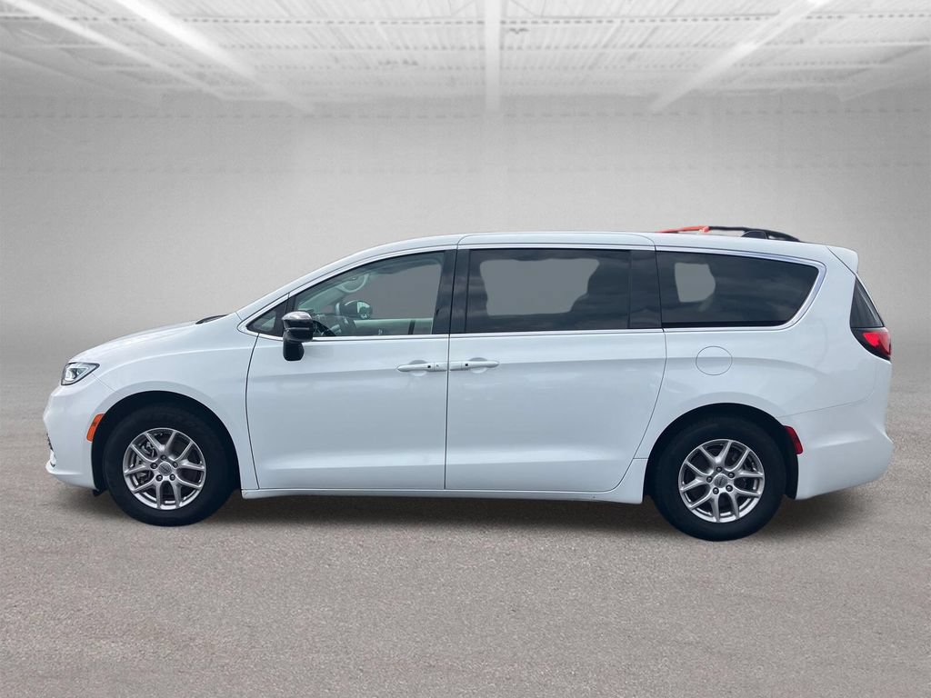Used 2024 Chrysler Pacifica Touring-L FWD image 3