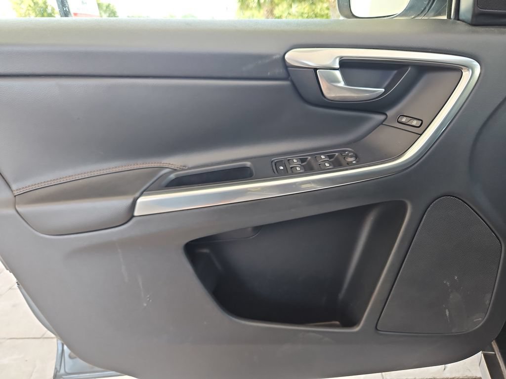 Used 2017 Volvo XC60 T5 Dynamic FWD image 25