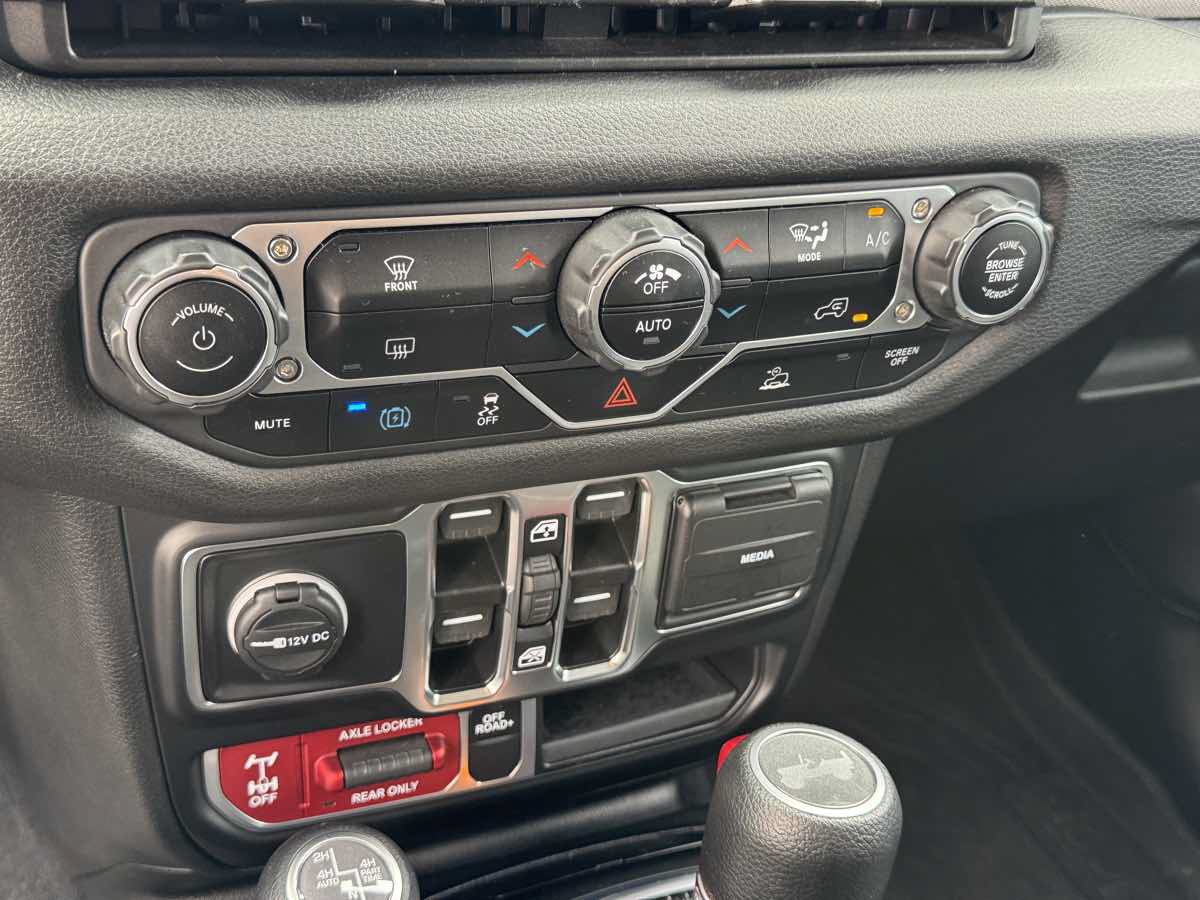 Used 2024 Jeep Wrangler Unlimited AWD/4WD image 35