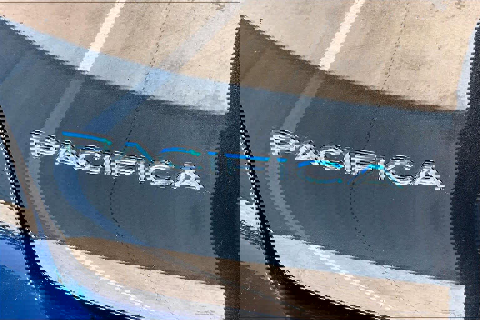 Used 2023 Chrysler Pacifica Touring-L image 10