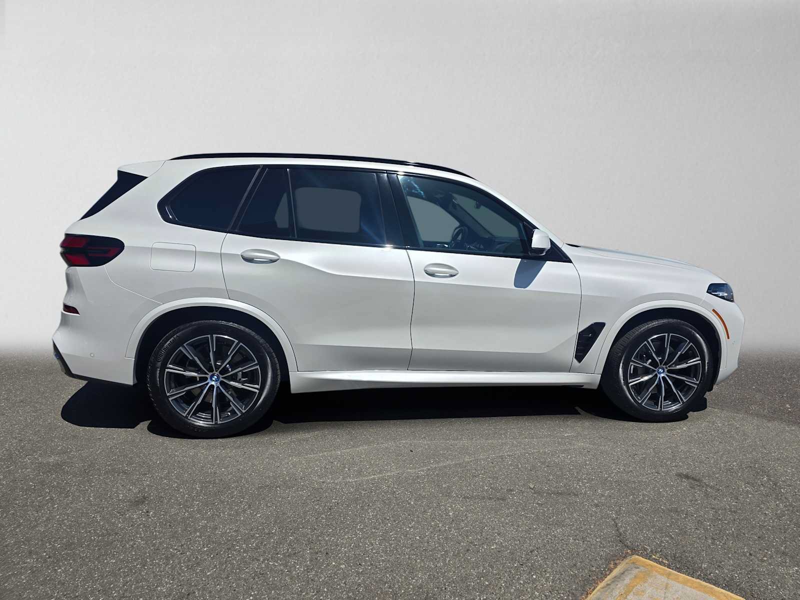Used 2024 BMW X5 xDrive50e w/ M Sport Package AWD/4WD image 2