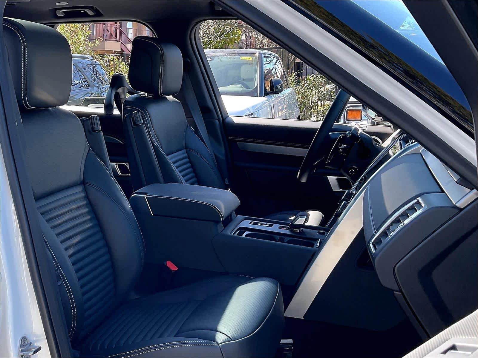 New 2026 Land Rover Discovery Limited Edition AWD/4WD image 31