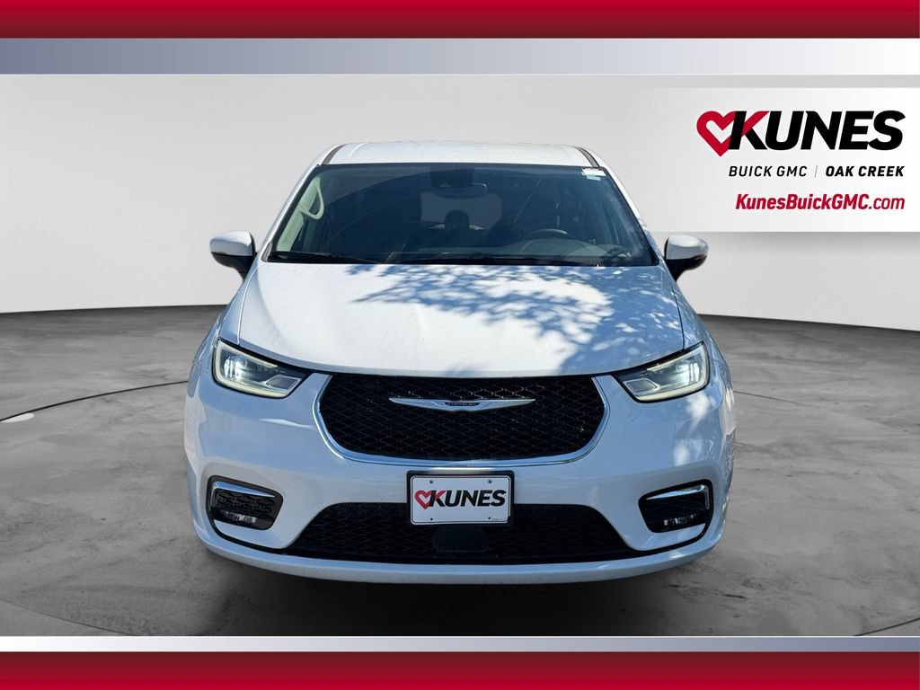 Used 2023 Chrysler Pacifica Touring-L FWD image 2