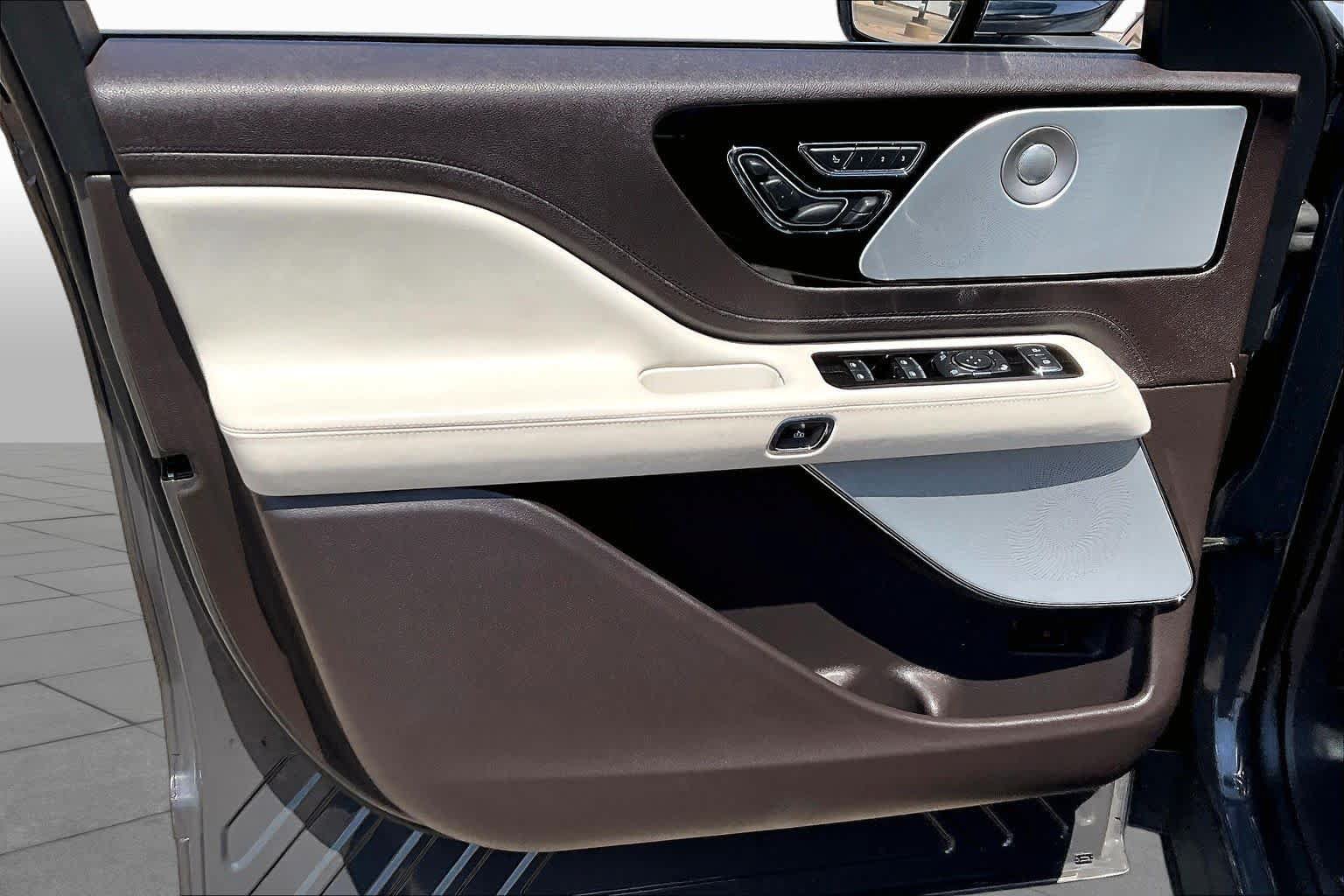 Used 2020 Lincoln Aviator Black Label Grand Touring w/ Class IV Trailer Tow Package AWD/4WD image 21