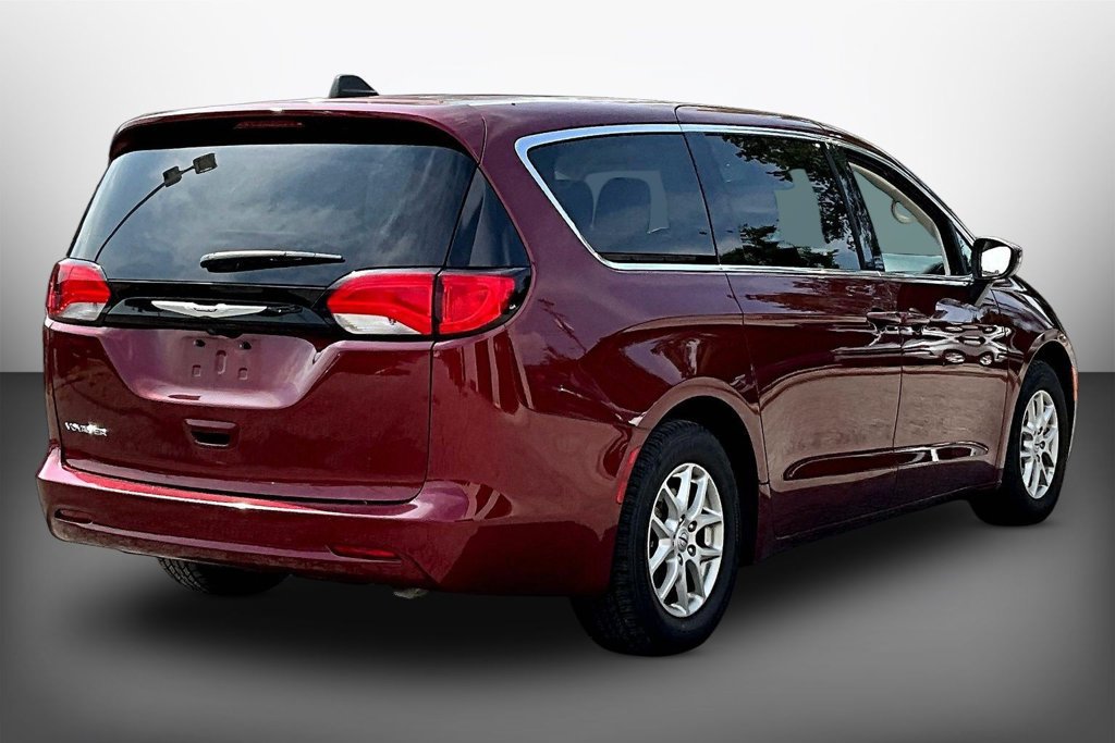 Used 2023 Chrysler Voyager LX FWD image 6