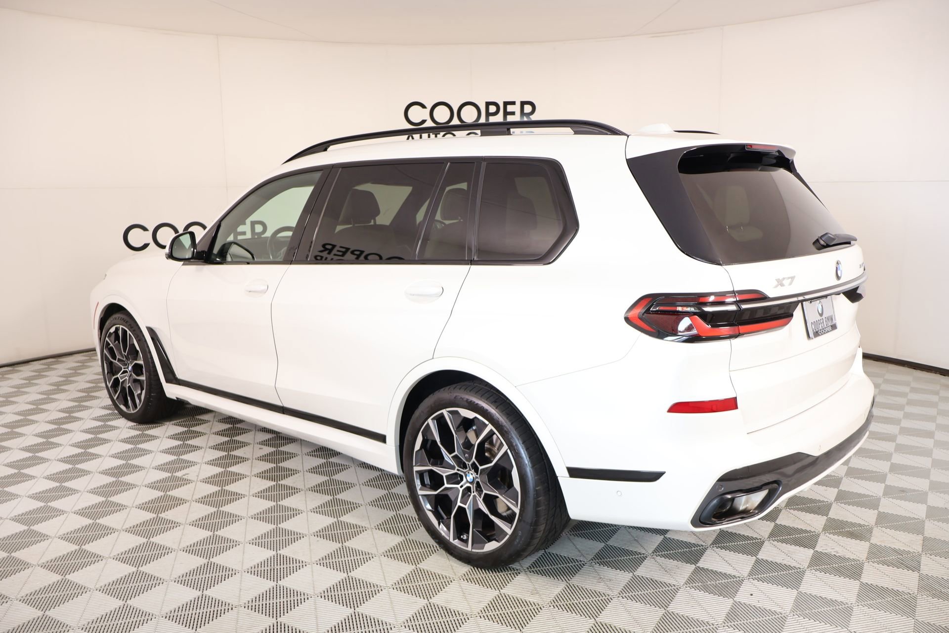 Used 2023 BMW X7 xDrive40i w/ M Sport Package image 25