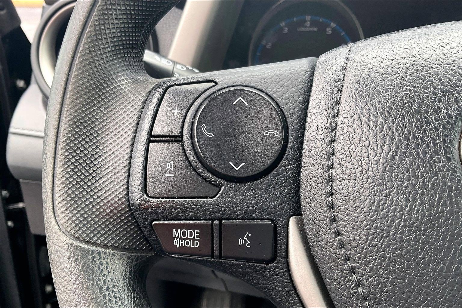 Used 2018 Toyota RAV4 LE image 20