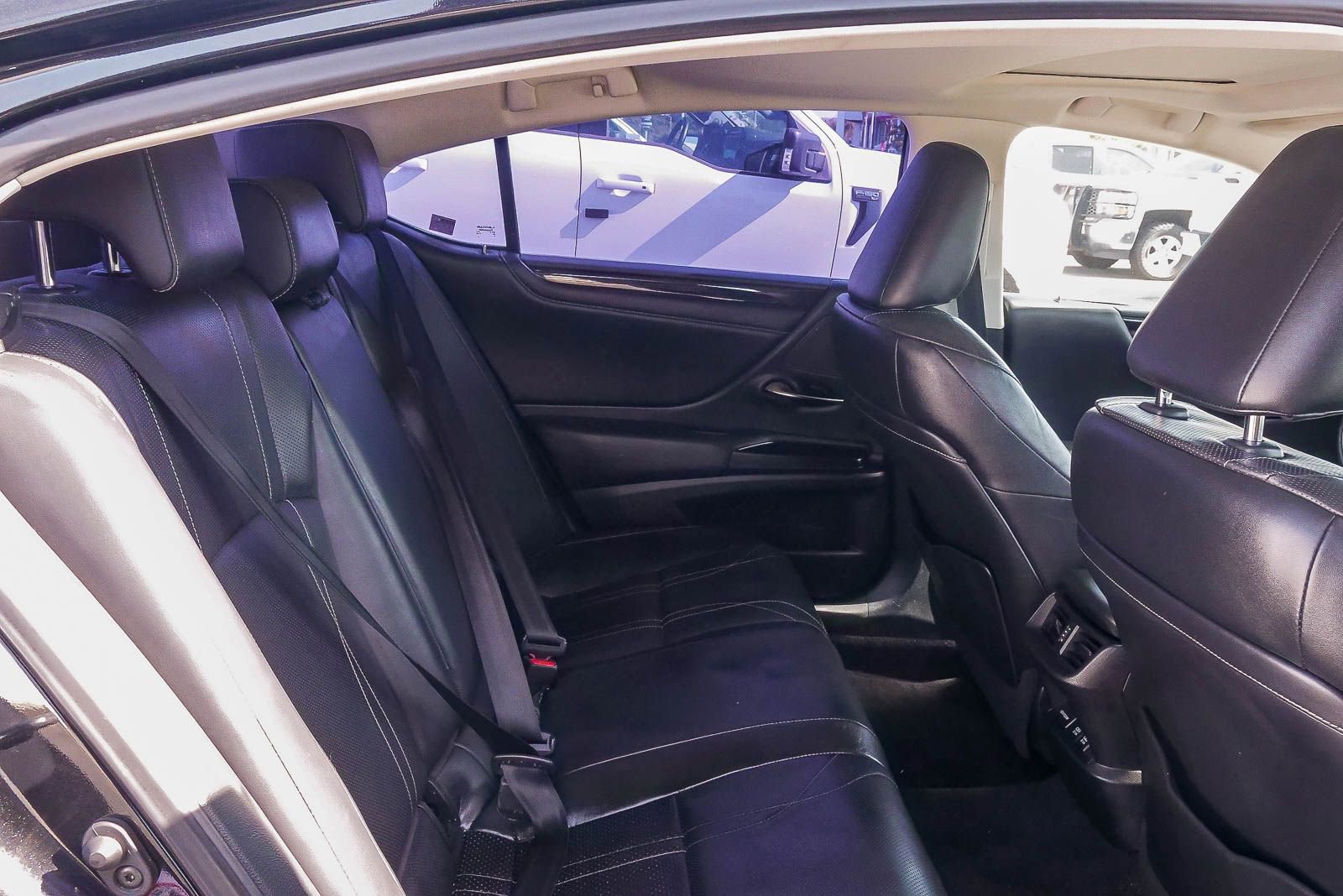 Used 2019 Lexus ES 300h w/ Accessory Package 2 image 15