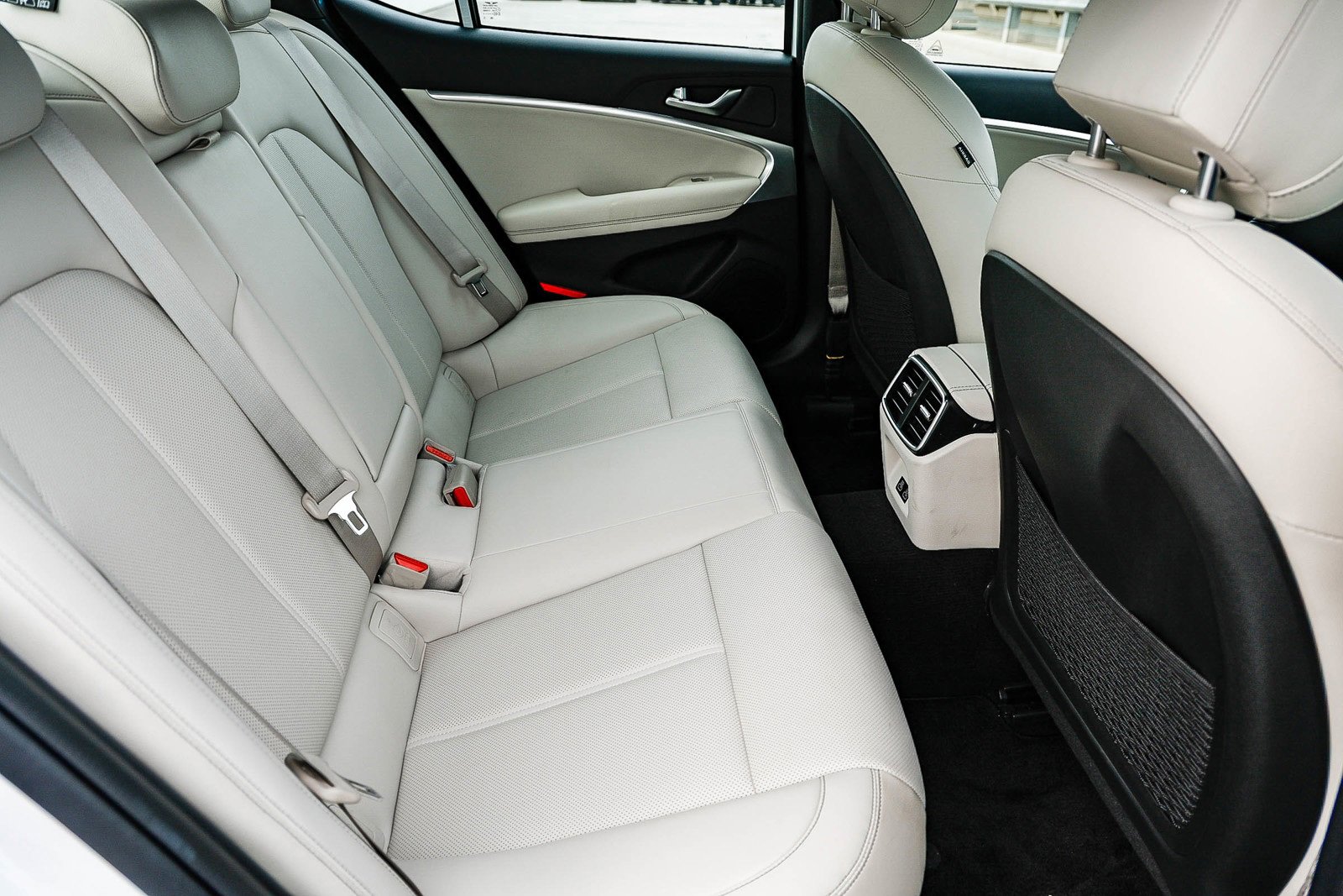 Used 2025 Genesis G70 2.5T image 17