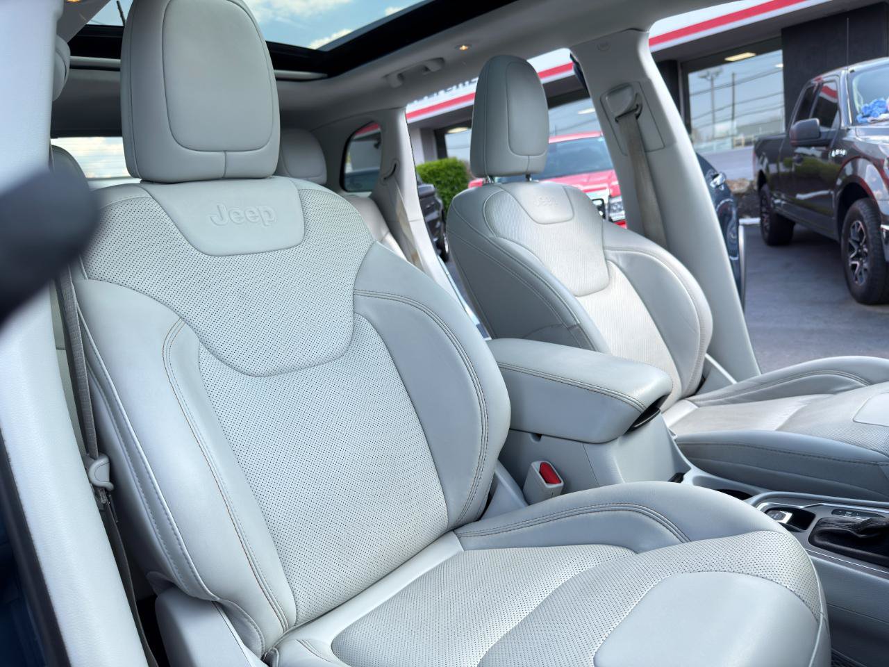 Used 2021 Jeep Cherokee Latitude Lux w/ Sun & Sound Group AWD/4WD image 30