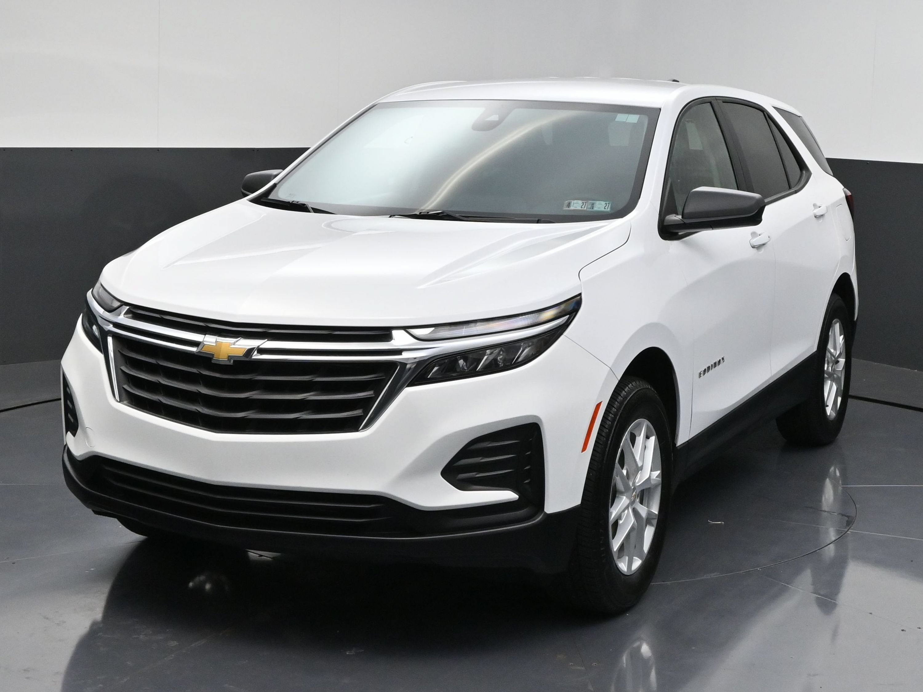 Certified 2023 Chevrolet Equinox LS w/ LS Convenience Package AWD/4WD image 3