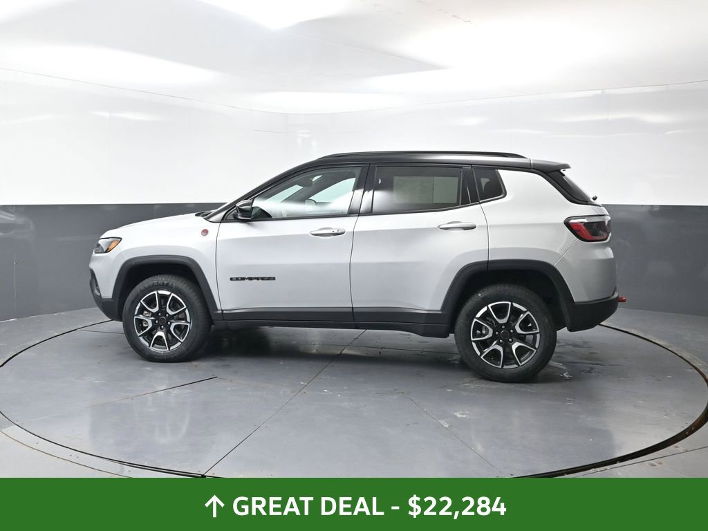 Used 2025 Jeep Compass Trailhawk AWD/4WD image 11